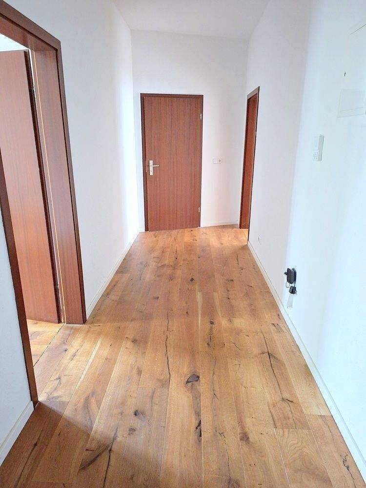 !! 4-Zimmer-Wohnung mit Parkett, Wanne und Dusche und Balkon !! – Chemnitz – Vorschaubild 2