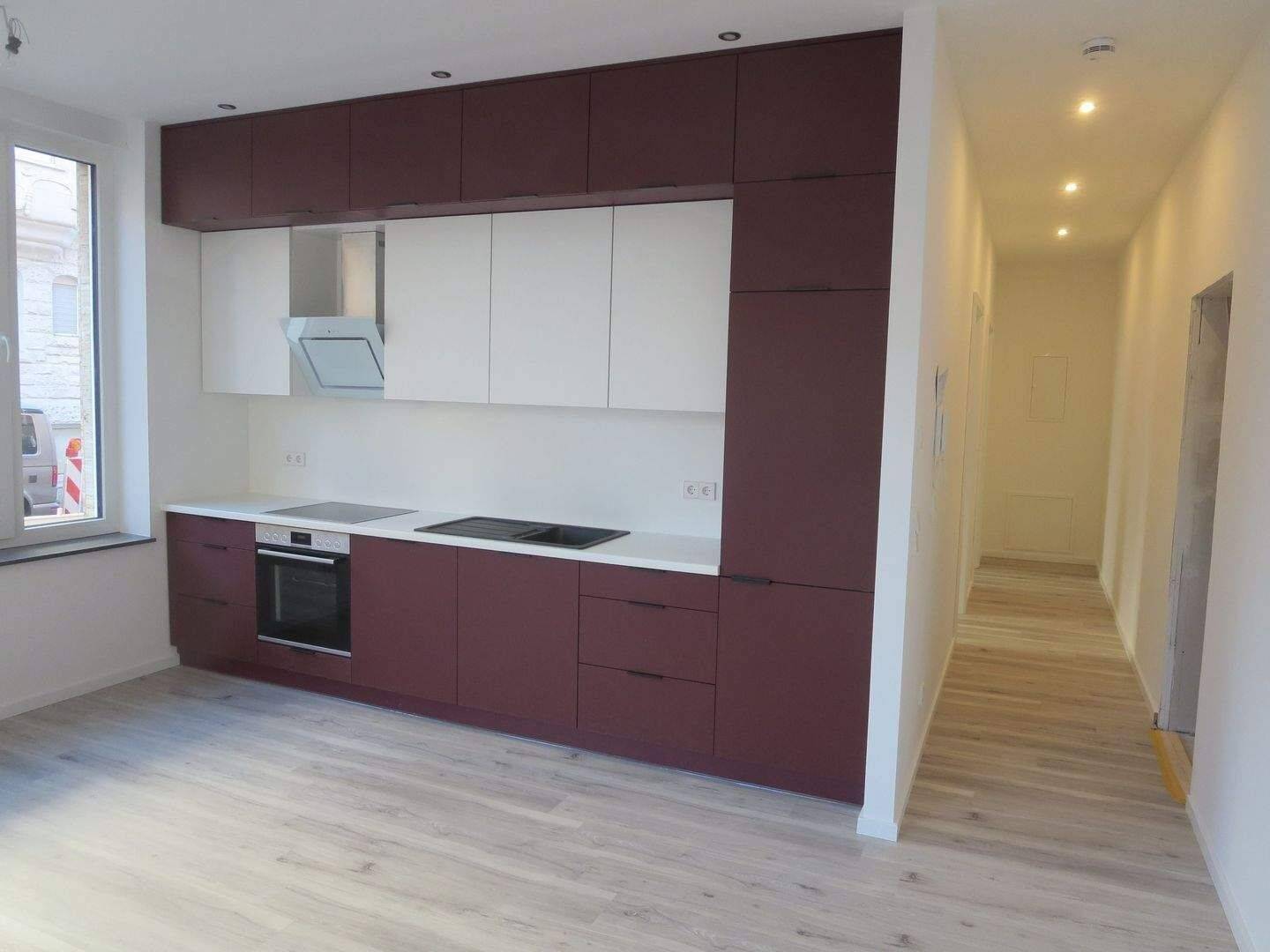 aufwendig kernsanierte 2-Zimmer-Erdgeschoss-Wohnung mit repräsentativer Einbauküche (hochmodernes Bad, Fußbodenheizung, etc.)