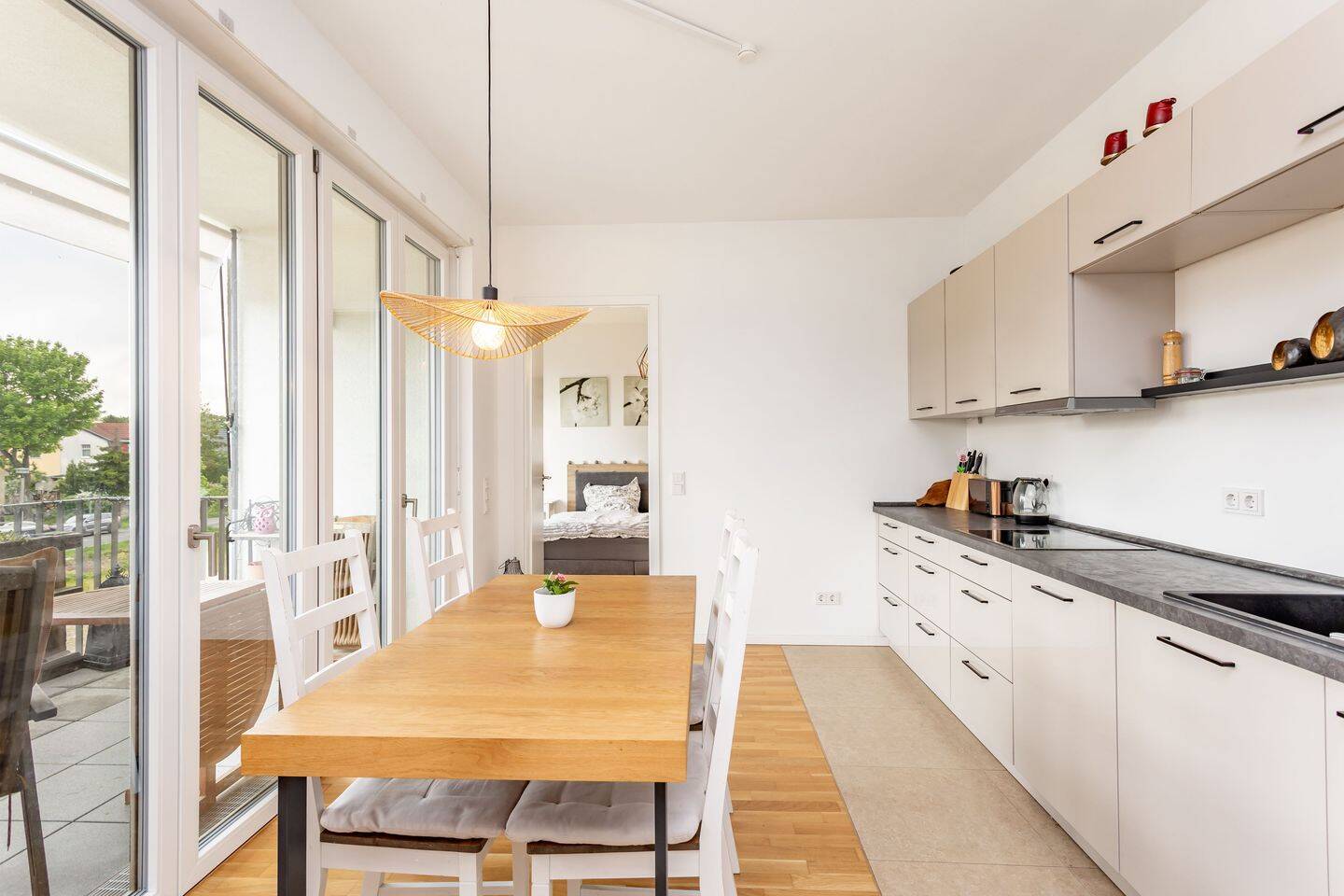 Südwest-Balkon in Altglienicke - schnittige 3-Zimmer-Wohnung mit Komfort und Tiefgaragenstellplatz! – Berlin – Vorschaubild 2
