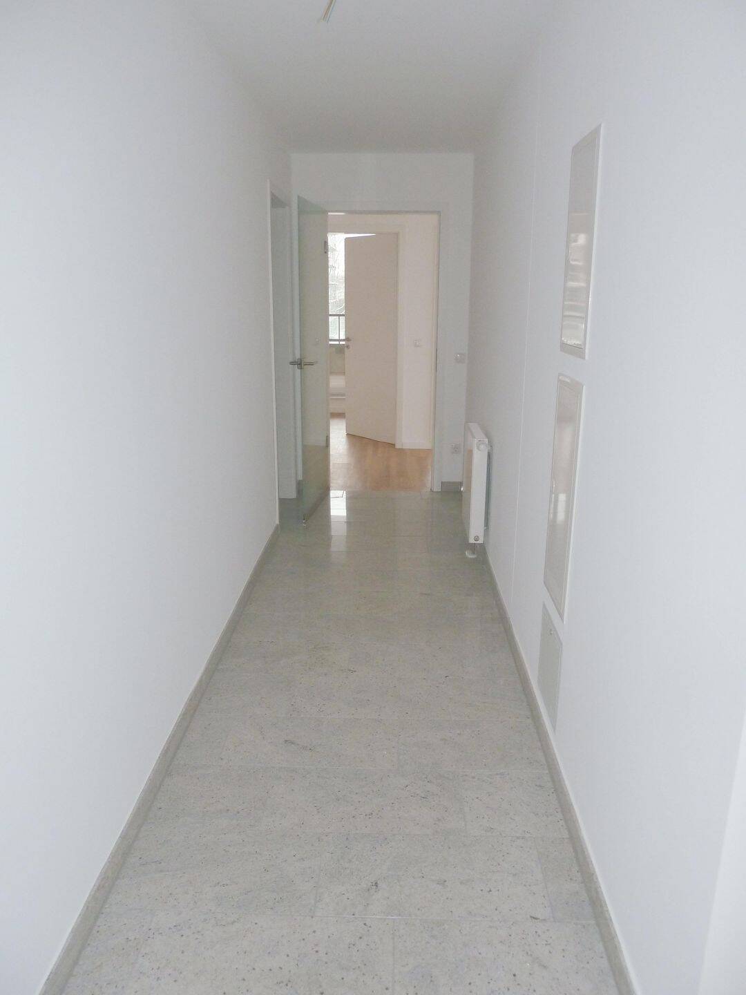 Großzügige Vier-Zimmer-Wohnung mit Küche, Stellplatz und Loggia am Stadtwerder – Bremen – Vorschaubild 8