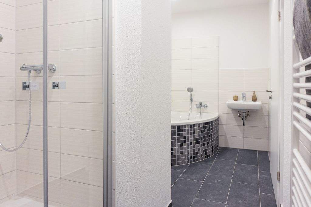 4-Raum-Wohntraum mit Einbauküche und Eckbadewanne – Chemnitz – Vorschaubild 3