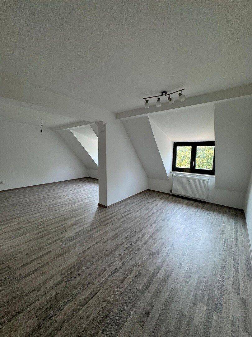 Charmante Dachgeschosswohnung im 2. Obergeschoss - großzügiges Wohnen im beliebten Stadtosten