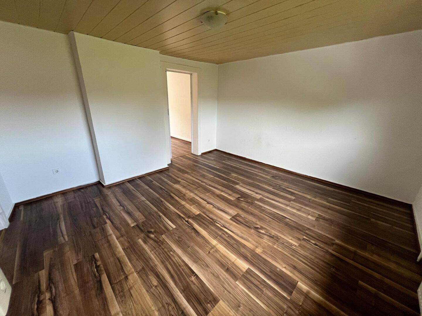 Schöne, helle 2 ZKB in gepflegtem Mehrfamilienhaus in Saarbrücken – Saarbrücken – Vorschaubild 2