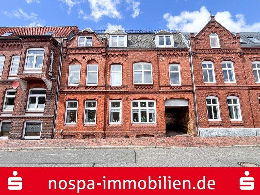 Mehrfamilienhaus mit 4 Wohnungen sowie zwei Nebengebäuden mit insgesamt 3 weiteren Wohnungen – Husum – Bild 1 von 9