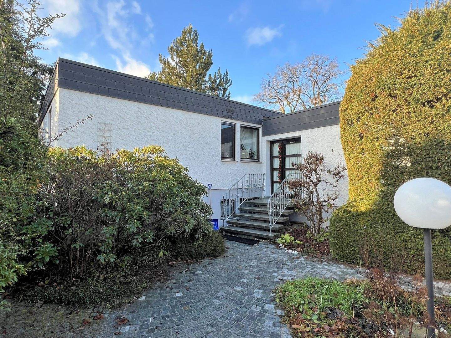 ***RESERVIERT*** Ruhig Wohnen am Stadtrand: Gepflegter Bungalow mit Ausblick auf Wiesen und Bäume am Naherholungsgebiet! – Neumarkt in der Oberpfalz – Vorschaubild 2