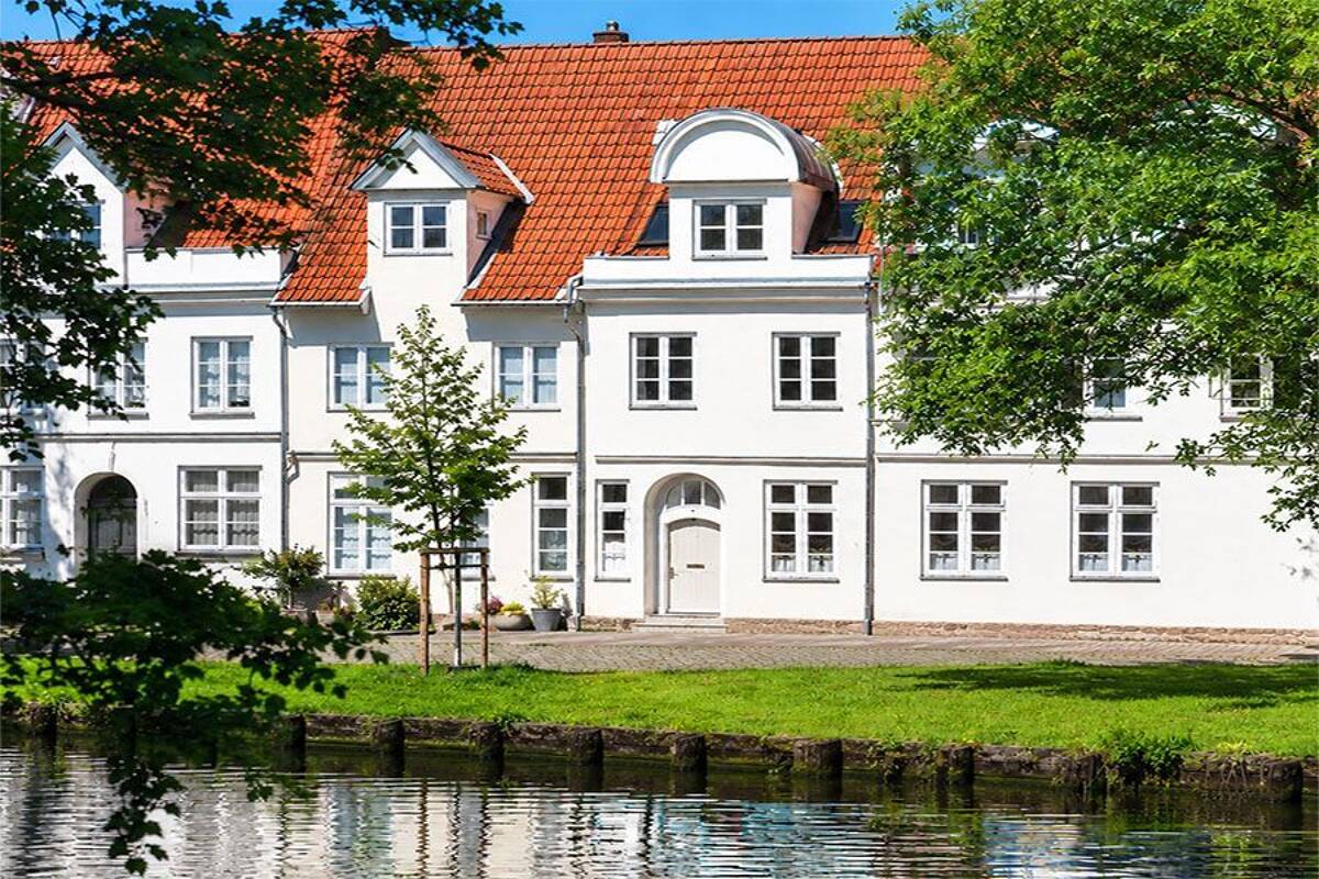 Mit malerischem Wasserblick! Stilvolles Altstadthaus in begehrter Wohnlage auf der Altstadtinsel! – 23552 Lübeck – Bild 1 von 9