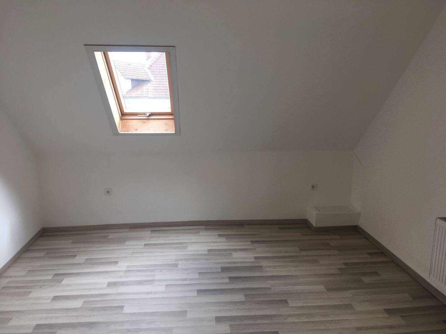 2 Zimmer DG Wohnung mit Einbauküche zentrumsnah am Altstadtring – Braunschweig – Vorschaubild 4