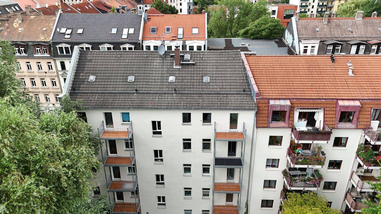 Grüner Ausblick inklusive - Charmante 2-Zhg. mit Balkon mit Denkmalschutz im Leipziger Osten! – Leipzig – Bild 1 von 9