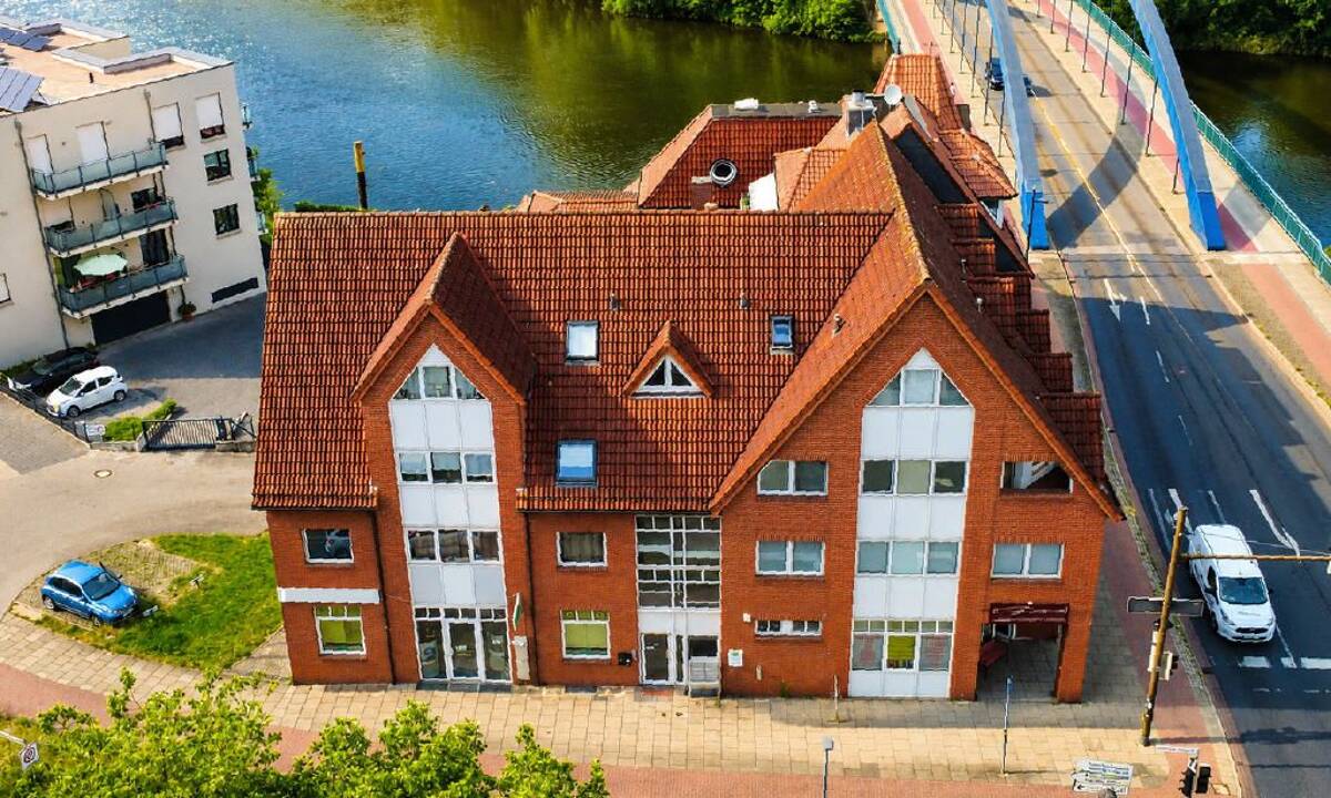 Renditestarkes Wohn- und Geschäftshaus mit 6 x Wohnung, 3 x Gewerbe und Tiefgarage am top-Standort nahe der Lesum – 28719 Bremen – Bild 1 von 3