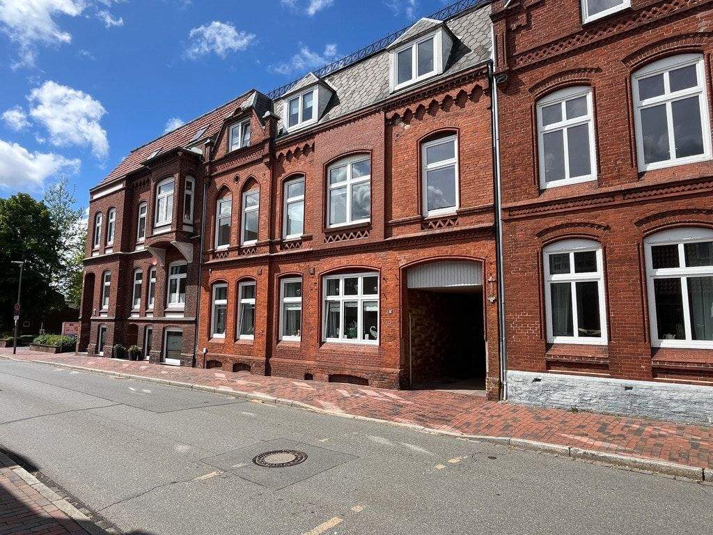Mehrfamilienhaus mit 4 Wohnungen sowie zwei Nebengebäuden mit insgesamt 3 weiteren Wohnungen – Husum – Vorschaubild 2