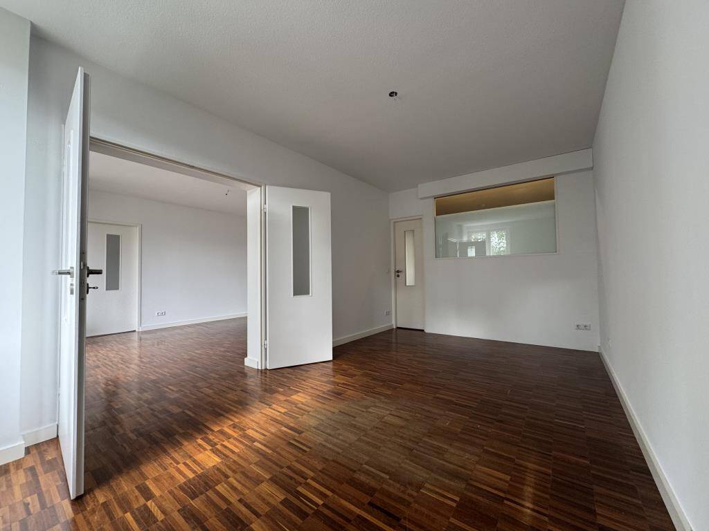 Zuhause mit Charakter: außergewöhnlicher Grundriss, warme Atmosphäre & Balkon zum grünen Innenhof – Berlin – Vorschaubild 5