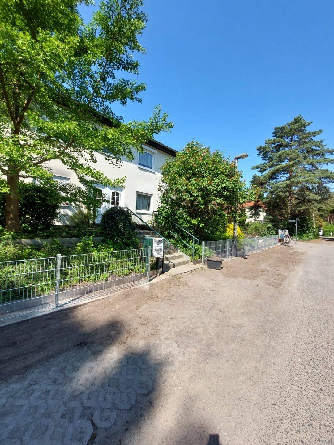 Provisionsfreie 3 Zimmer, Küche, großes Bad, Abstellraum, Terrasse, eingezäunter Garten, Keller, Waschkeller, eigene separate Tiefgarage ! – Berlin – Bild 1 von 9