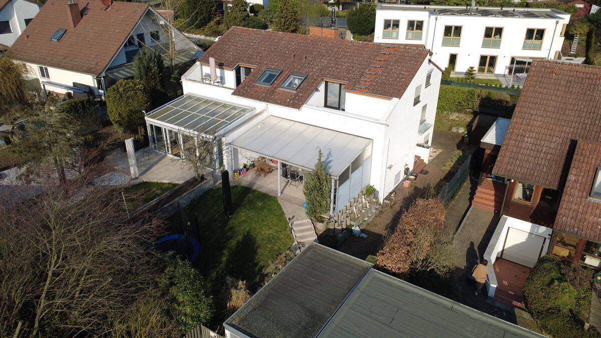 Friedrichsdorf: Großzügige Doppelhaushälfte mit separater Einliegerwohnung!