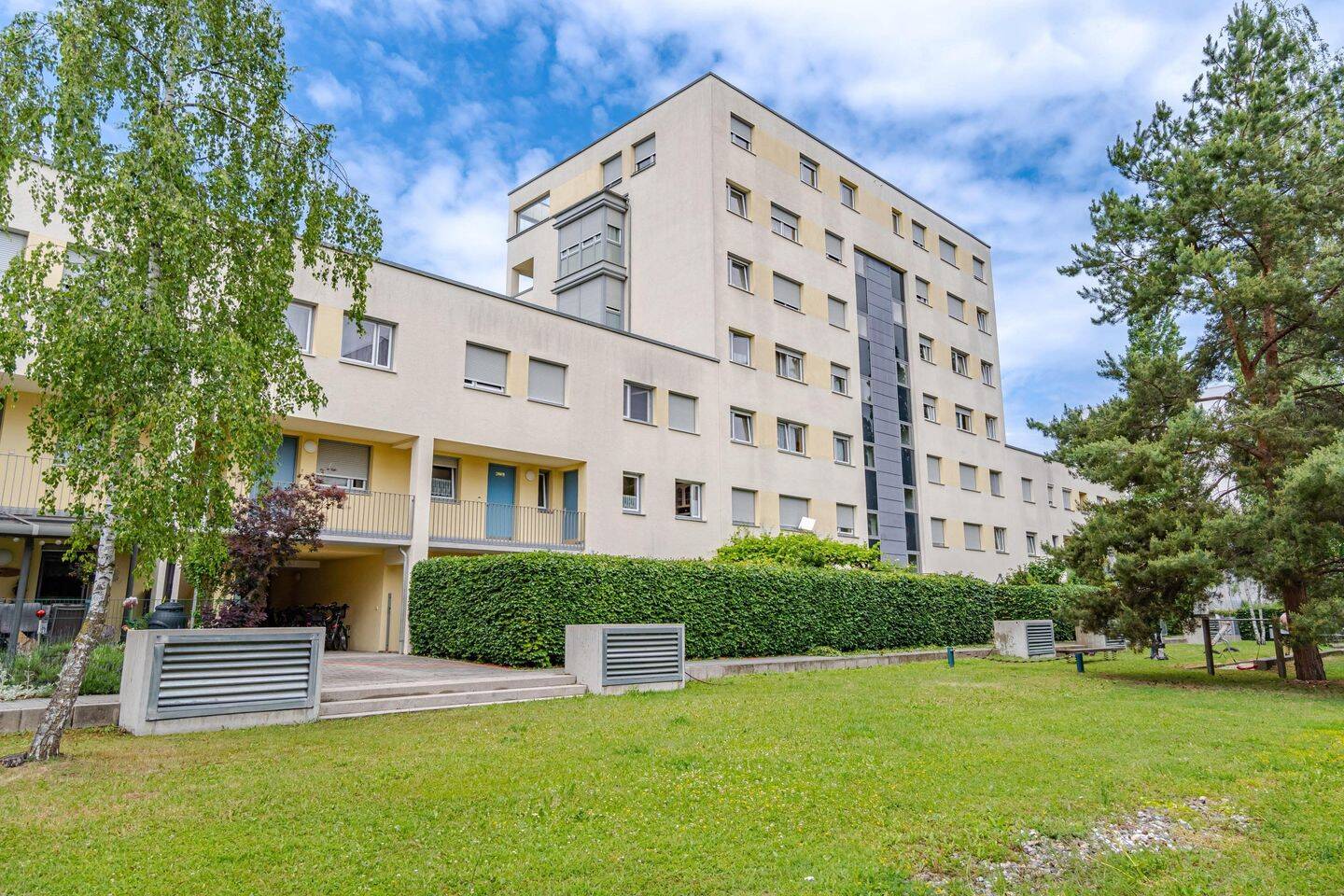 Barrierefreie Erdgeschosswohnung mit zwei Gartenbereichen & Tiefgaragenstellplatz in Milbertshofen