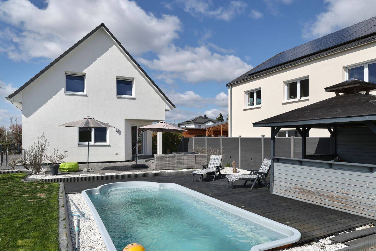 Provisionsfrei: Modernes, freistehendes Einfamilienhaus aus dem Jahr 2020 mit Garten und Pool in grüner und ruhiger Einfamilienhausgegend – Nauen – Bild 1 von 9