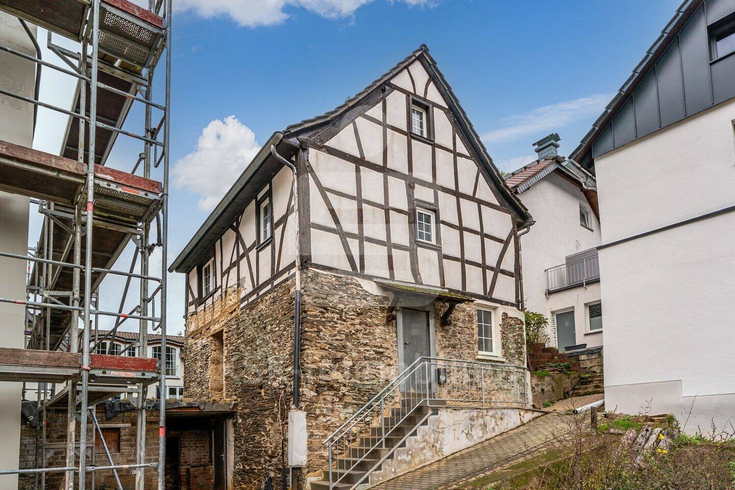 Sanierungsobjekt mit Charme: Historisches Fachwerkhaus in ruhiger Lage zum Neugestalten. – Altenahr – Bild 1 von 9