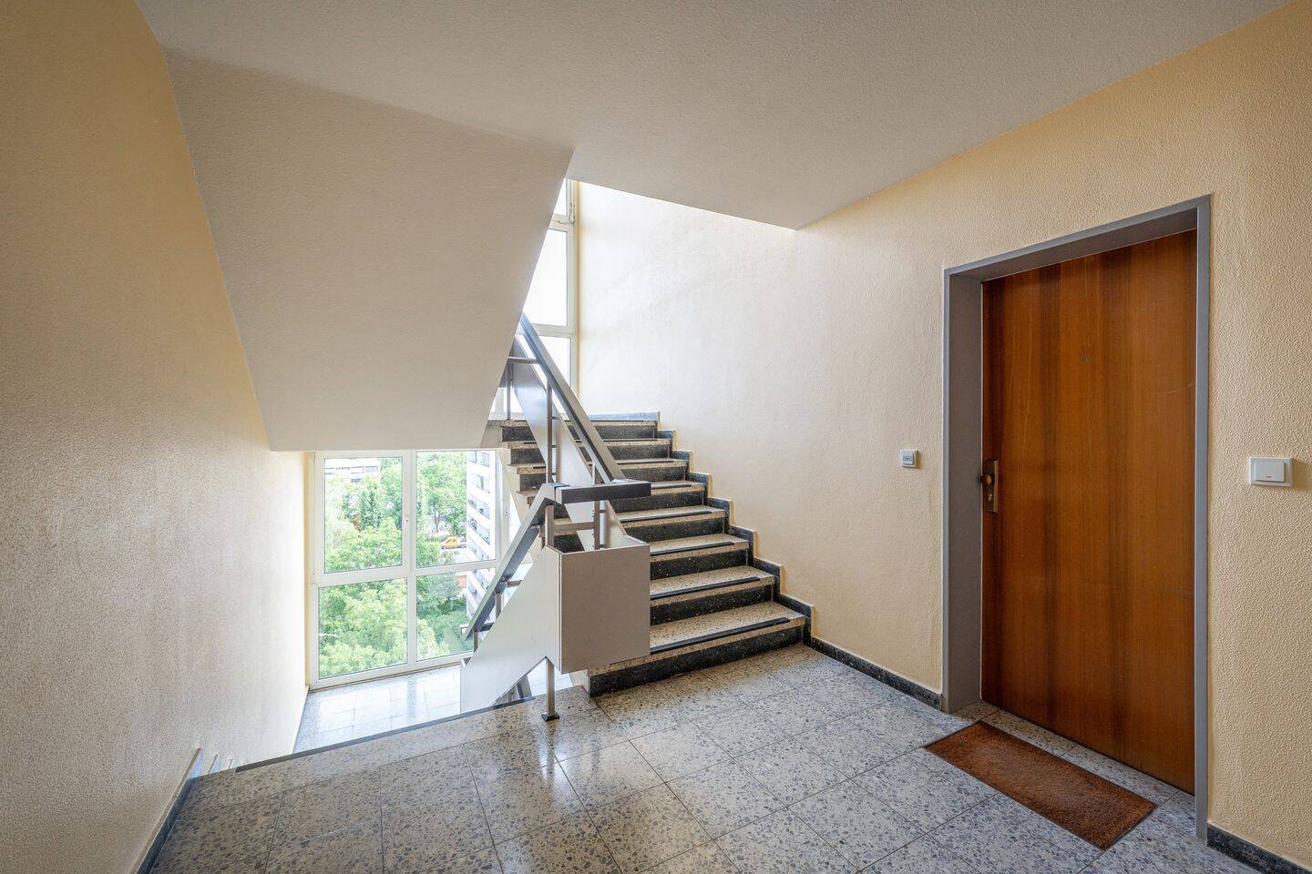 Vermietete 4 Zi Wohnung mit Balkon, Aufzug und Garage in Erlangen – Erlangen – Vorschaubild 7