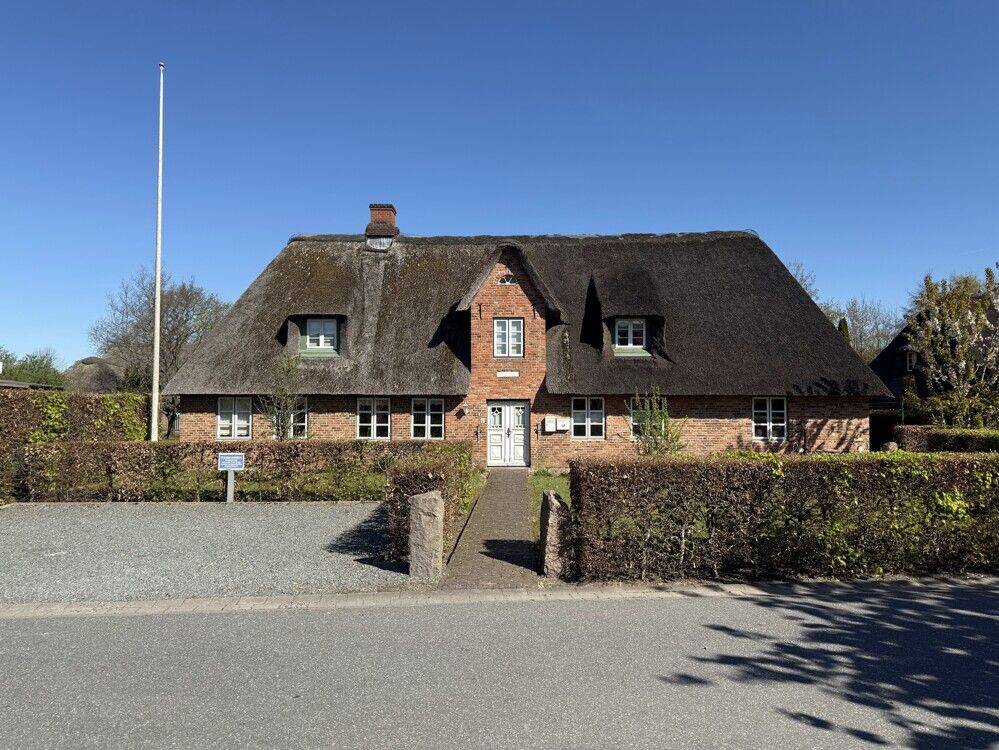 Ein norddeutsches Original - Stilvolles Reetdachhaus mit Einliegerwohnung, Werkstatt , Garagen und mit vielseitigem Nutzungspotenzial! – Breklum – Vorschaubild 2