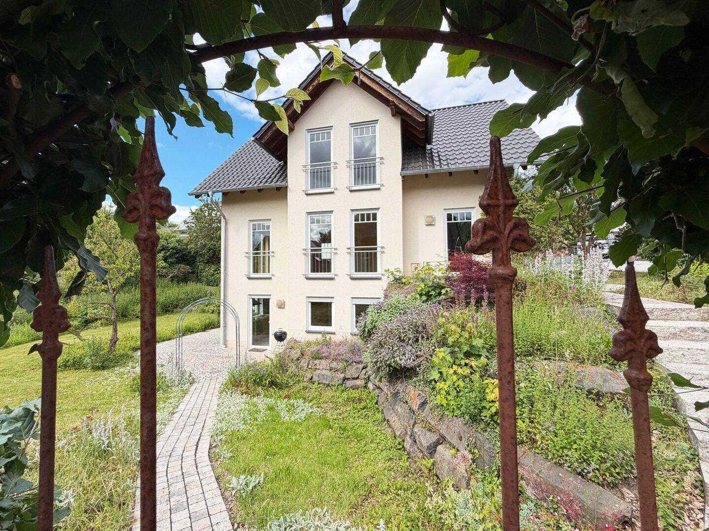 Familienfreundliches Architektenhaus mit Einliegerwohnung und Naturgarten in Linz am Rhein