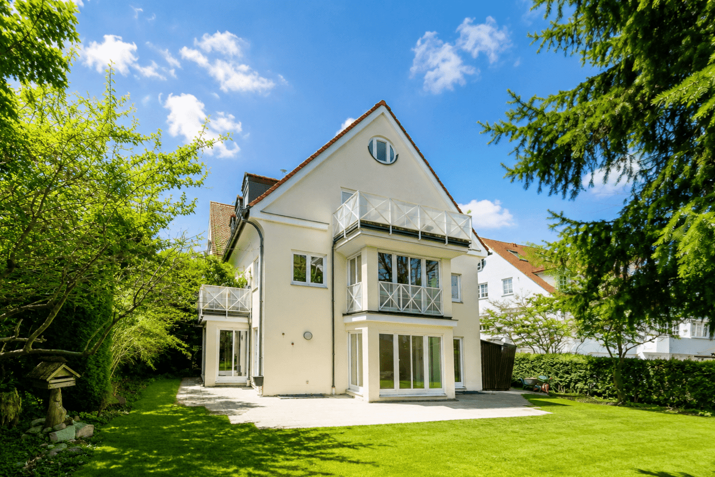 Einzigartige Erdgeschoss-Wohnung mit großem Garten in Bestlage Solln