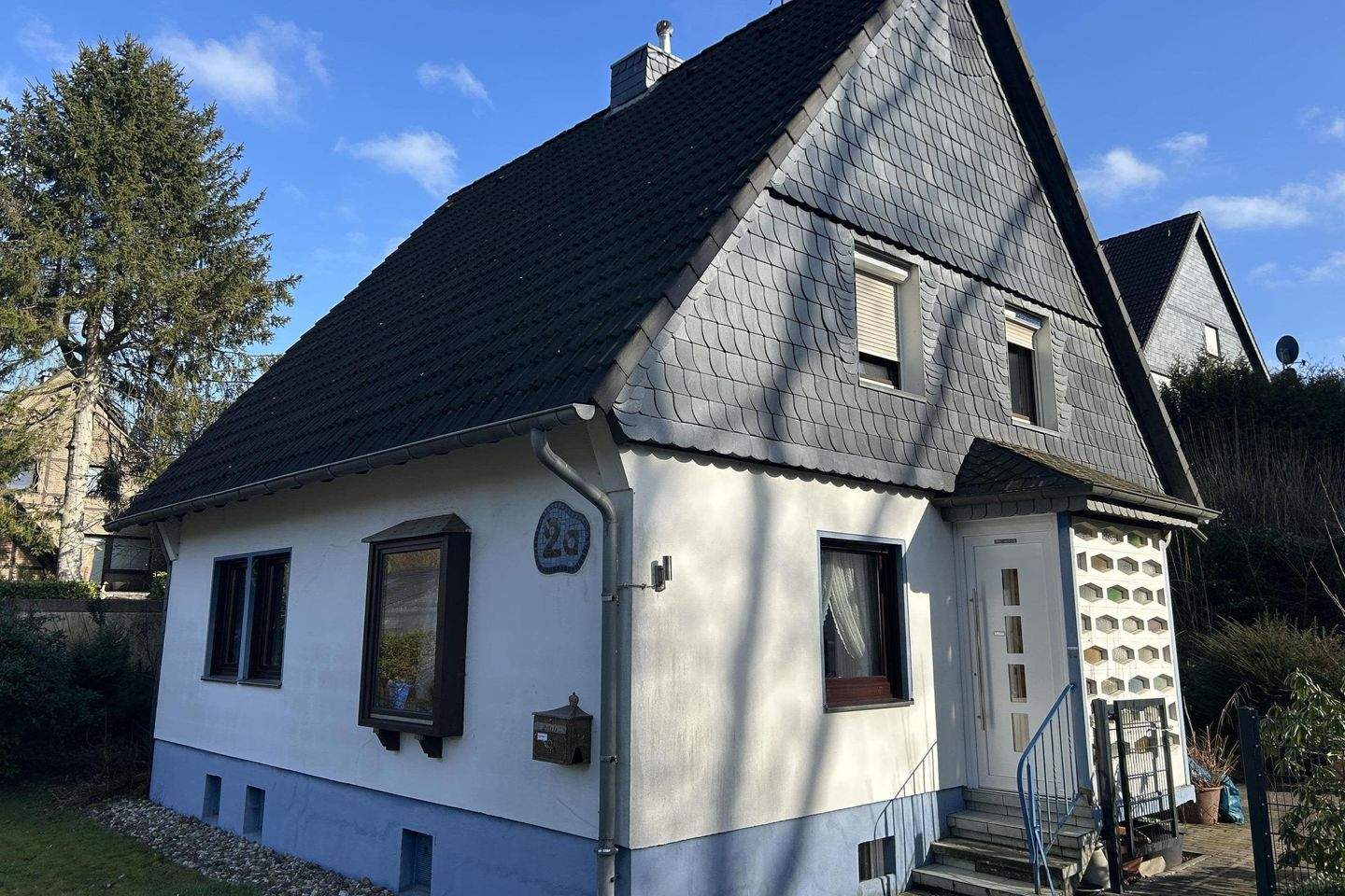 Freistehende und teilweise vermietete Immobilie in guter Wohnlage! – Heiligenhaus – Bild 1 von 9