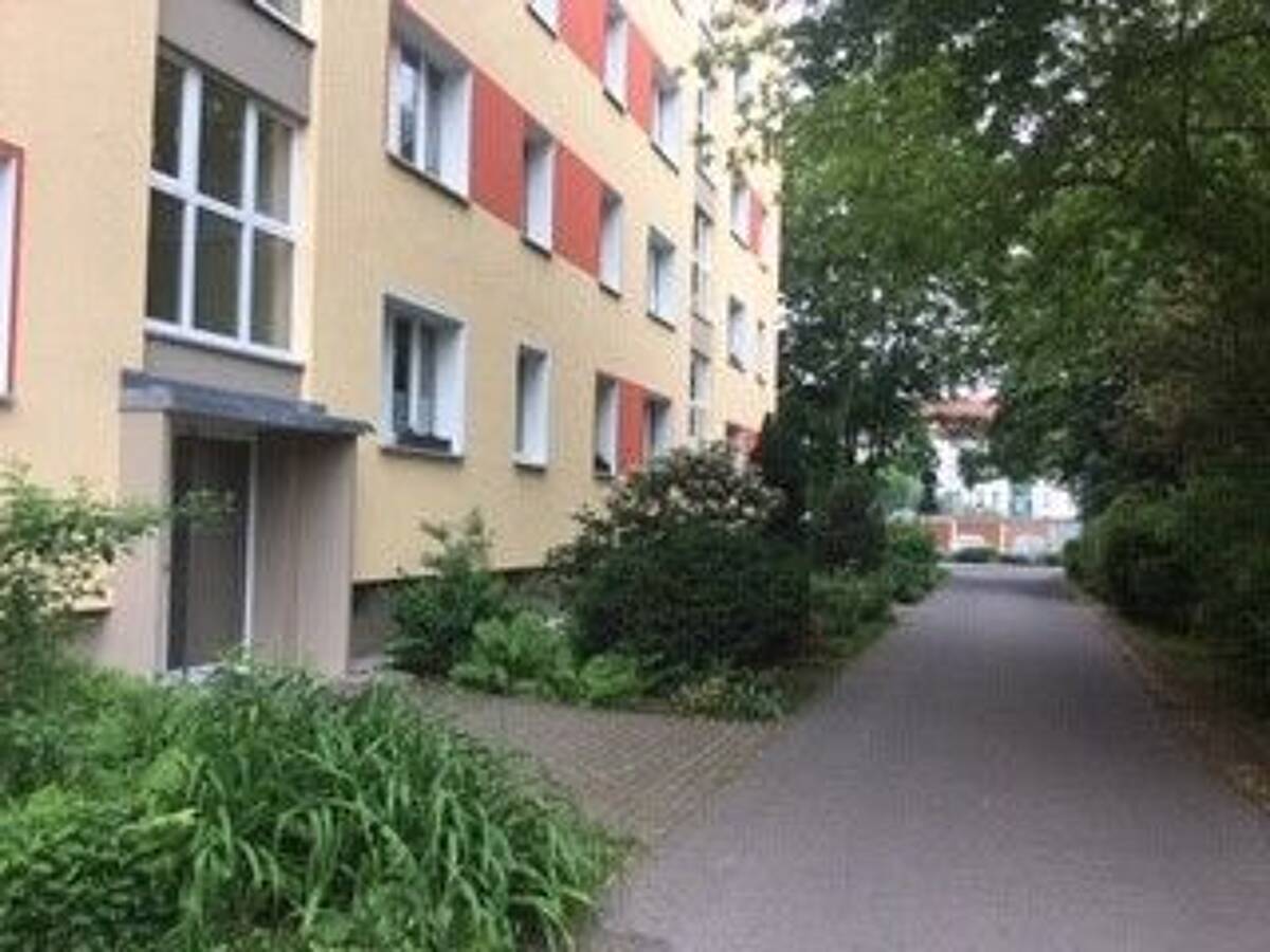 Wir renovieren für Sie! Großer Balkon! Küche und Bad mit Fenster! – 1277 Dresden – Bild 1 von 8