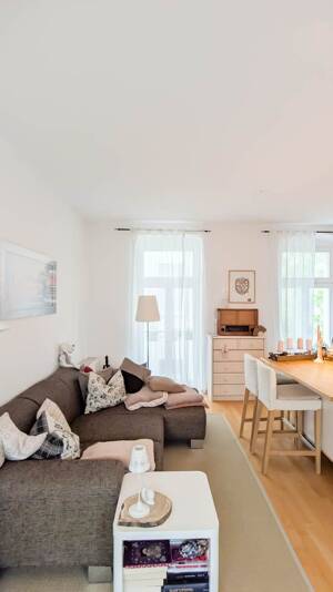 HOMESK - Altbaucharme in Berlin-Mitte | Lichtdurchflutete 2-Zimmer-Wohnung nahe Rosenthaler Platz – 10119 Berlin – Vorschaubild 2