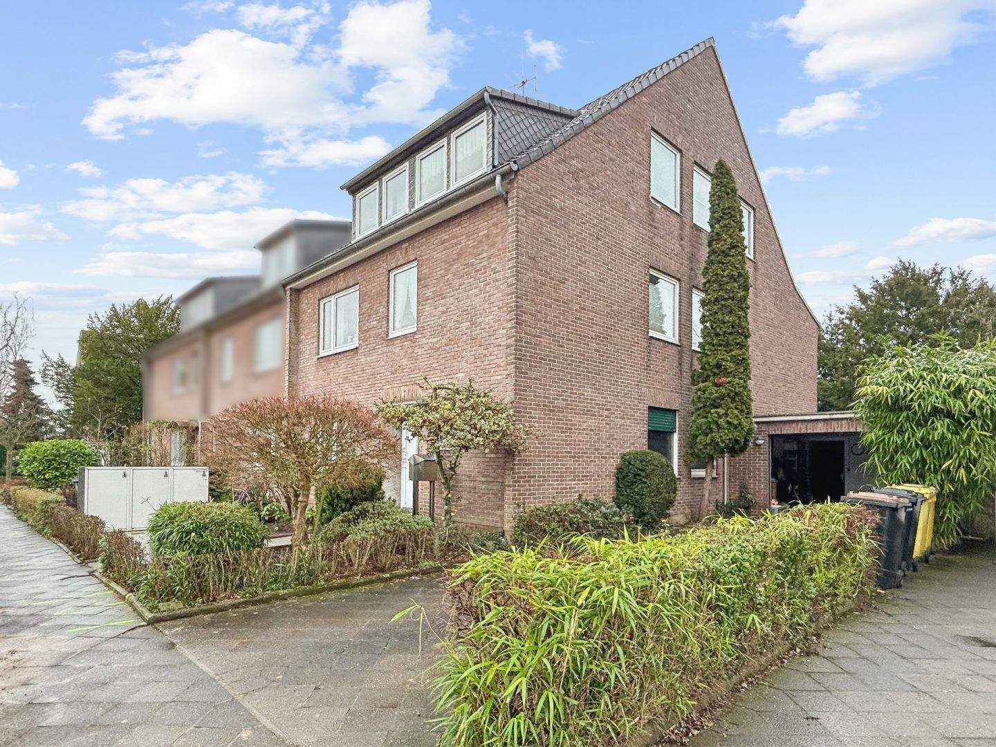 Seltene Gelegenheit: Hochwertiges 3-Parteienhaus mit Garten u. Garage in Bestlage Meerbusch-Büderich – Meerbusch – Bild 1 von 9