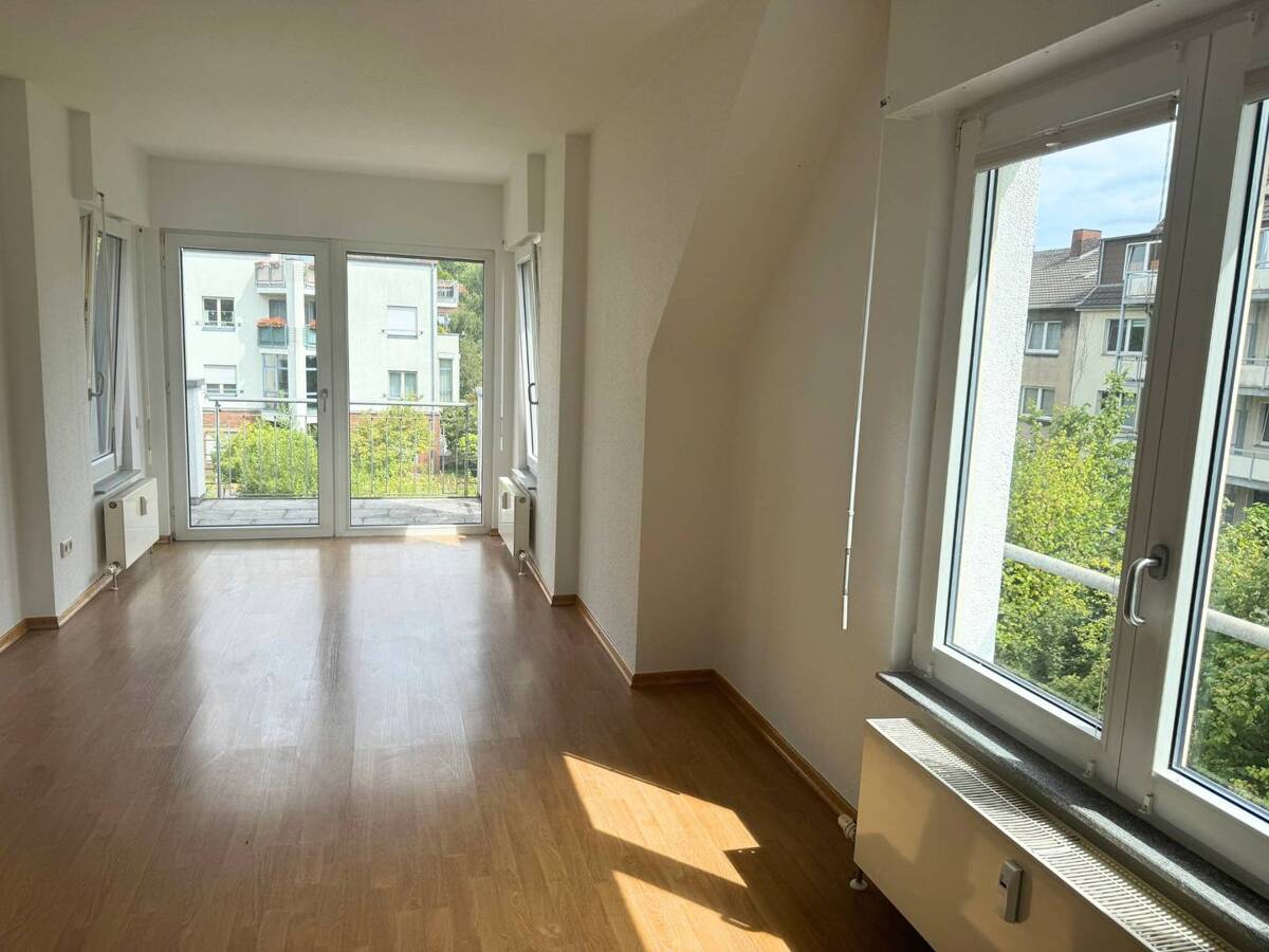 Geräumige 2-Zimmer-Wohnung mit EBK und BALKON in ruhiger Wohnlage – 47119 Duisburg – Bild 1 von 9