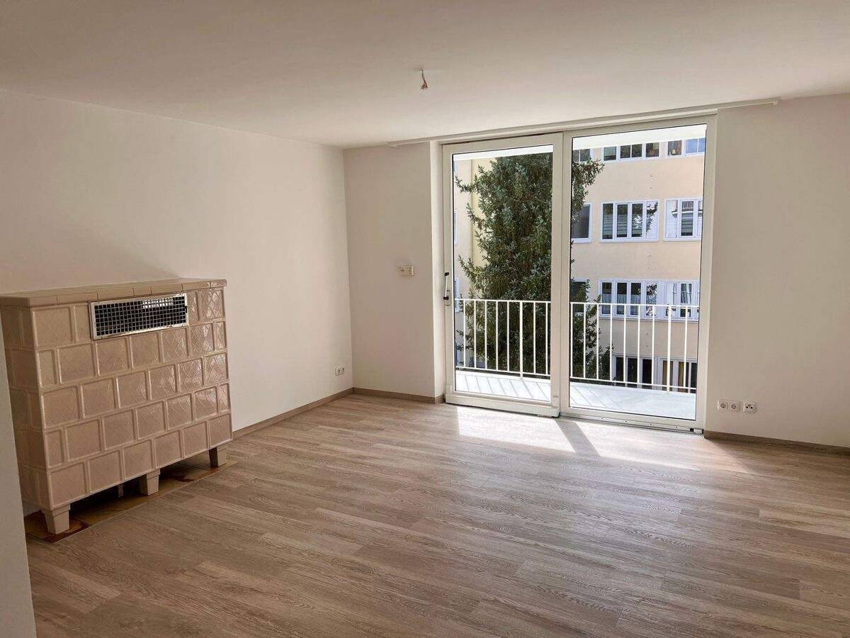 München-Untergiesing/Harlaching: Grundsanierte helle 2-Zimmer-Wohnung mit eigenem Balkon – Erstbezug nach Sanierung – 81547 München – Bild 1 von 9