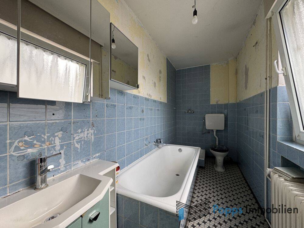 Viel Raum für die Familie - Einfamilienhaus mit Bungalow und Garage in guter Lage in Kelkheim – Kelkheim – Vorschaubild 9