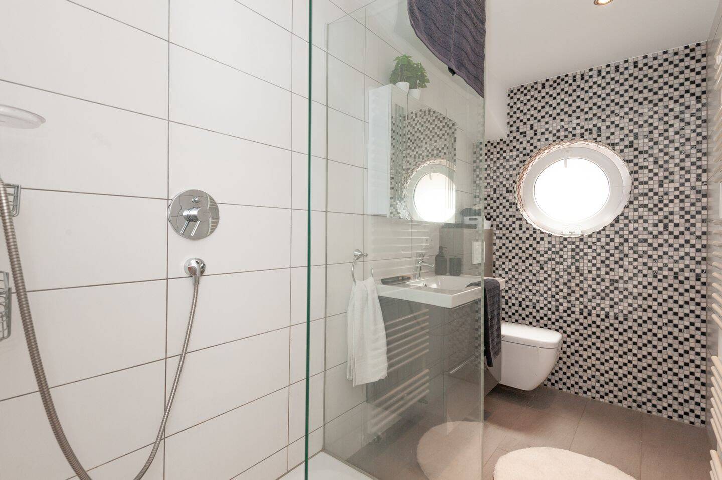 MITTENDRIN - PROVISIONSFREIE luxuriöse 2-Zimmer-Wohnung mit Balkon im Herzen von Stuttgart-Mitte – Stuttgart – Vorschaubild 9