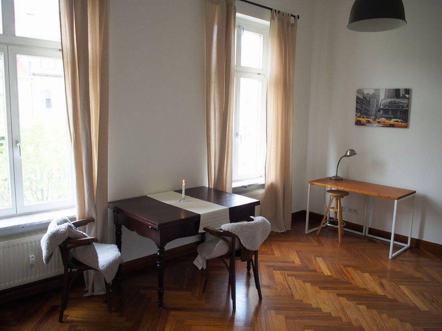 Traumhafte ruhige Lage im Musikviertel. Vollmöblierte Wohnung mit Fahrstuhl.