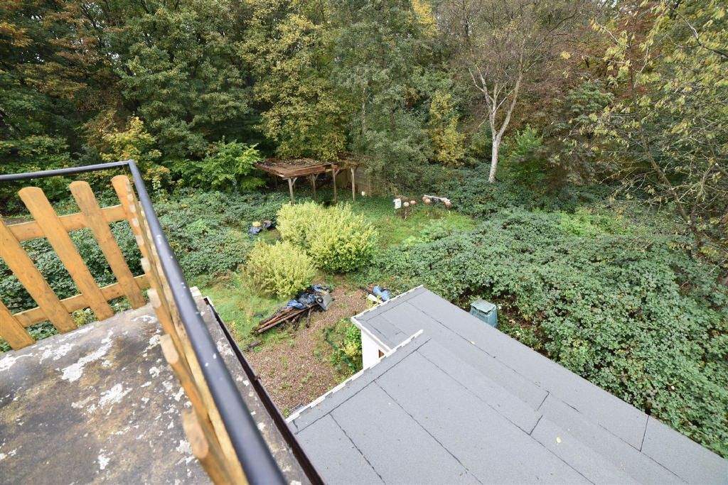 Wohnen mit viel Platz auf einem großen Grundstück mit Hanglage, Dachterrasse und großzügigem Garten – Bremen – Vorschaubild 6