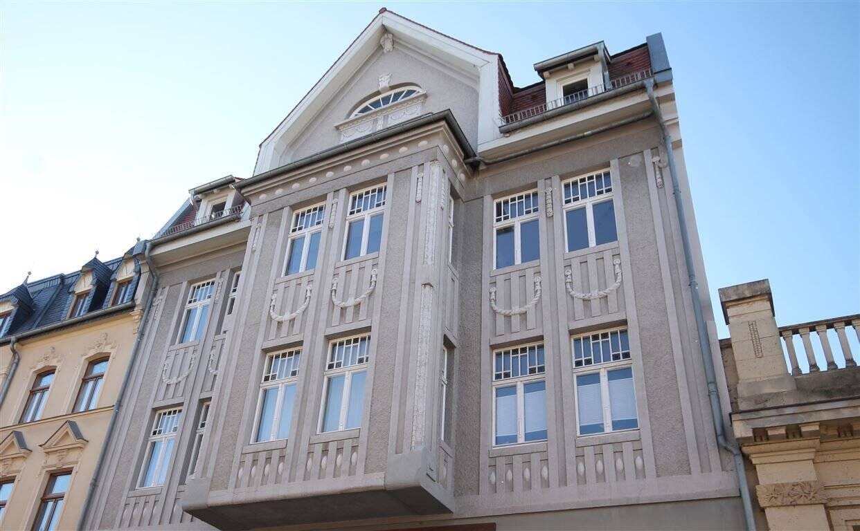 Zentraler geht es nicht! Frisch hergerichtet! Dachgeschosswohnung mit kleinem Balkon am Karlsplatz!