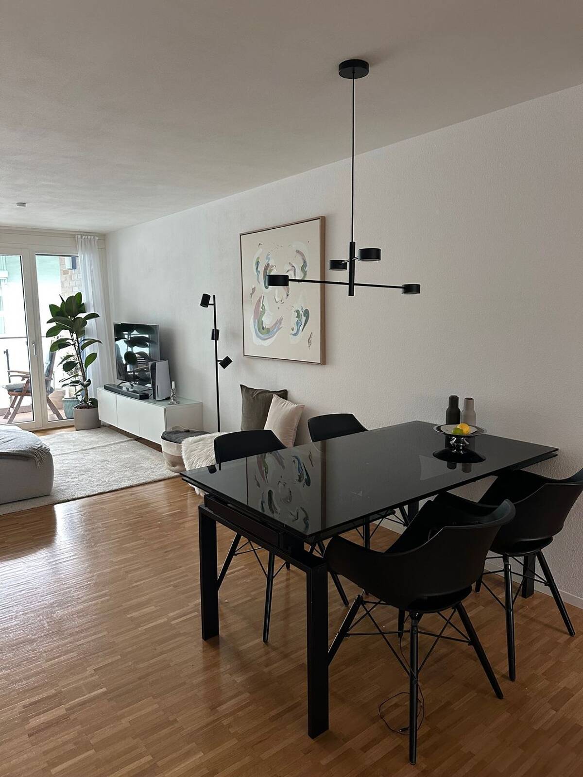 Hochwertige 3-Zimmer-Wohnung mit offener Küche & 2 Balkonen – 70174 Stuttgart – Bild 1 von 8