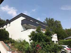 Komfortabel ausgestattete und sehr gepflegte Doppelhaushälfte mit großer Garage.