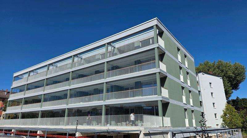 Mitten drin! Praktische 2-Zi-Wohnung goßer Terrasse