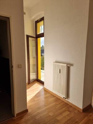 Charmante Zweiraumwohnung mit Balkon ! – 8451 Crimmitschau – Vorschaubild 2
