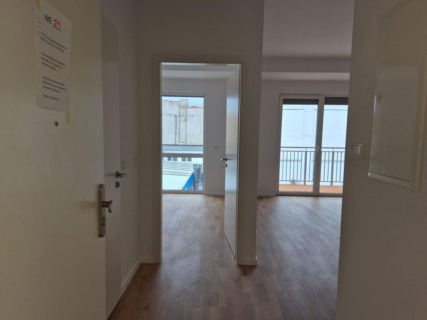 Schicke 2-Zimmer mit Parkett, Balkon, Einbauküche, Fußbodenheizung u. Stellplatz – Magdeburg – Vorschaubild 3