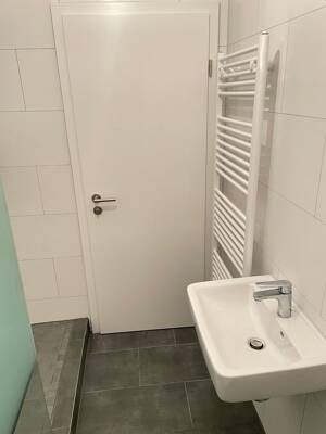 Helle, modernisierte 2-Zimmer-Wohnung mit Balkon in zentraler Lage von Köln-Nippes – 50733 Köln – Vorschaubild 9