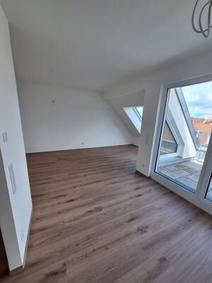 *NEUBAU* Exklusive 3-Zimmer-Dachgeschosswohnung mit Balkon und Aufzug in 90763 Fürth – 90763 Fürth – Vorschaubild 3
