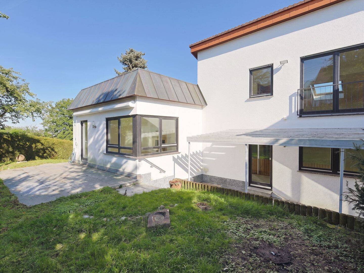 Attraktives Einfamilienhaus mit Einliegerwohnung, Garten und flexiblem Nutzungskonzept – Leinfelden-Echterdingen – Bild 1 von 9