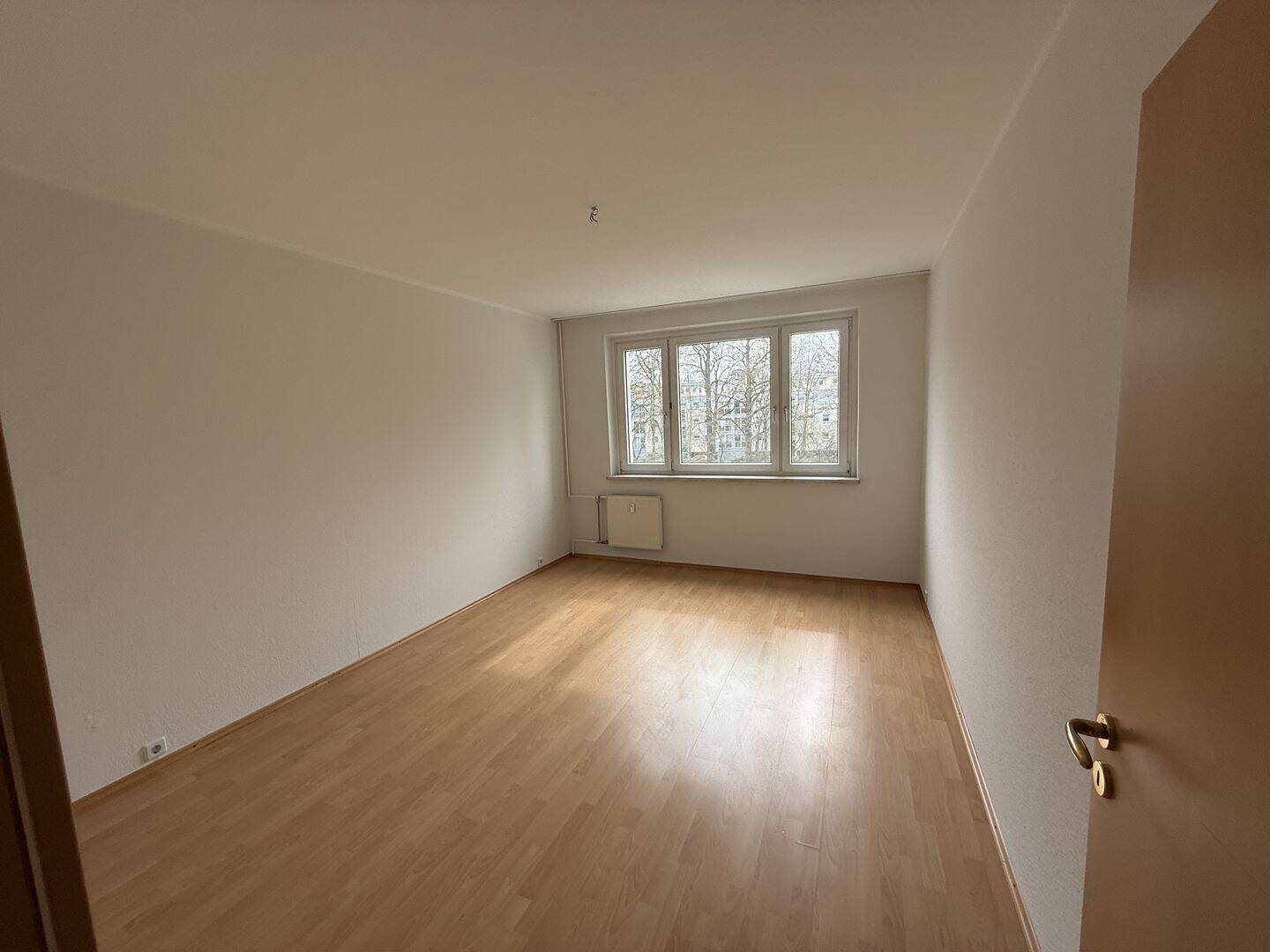 Wohnen in 1A-Lage . Renovierte 3 Zimmer-Wohnung. Balkon mit Blick auf die Schrote – Magdeburg – Vorschaubild 6