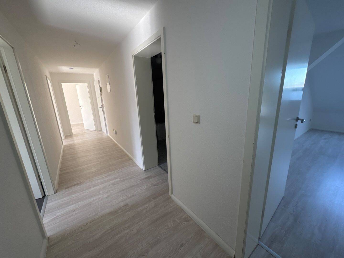 4. OG - Balkon am Wohnzi. - Bad mit Wanne - frei ab SOFORT – Chemnitz – Vorschaubild 5