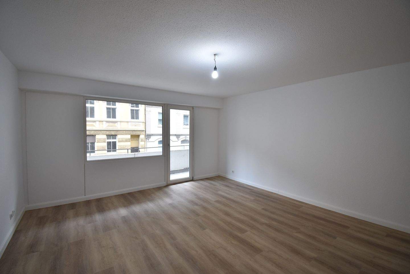 Bezugsfrei! Renovierte 2-Zimmer-Wohnung mit Balkon