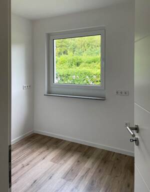 Kernsanierte 4,5-Zimmer-Wohnung mit zwei Bädern, zwei Sonnenbalkonen und großem Keller – bezugsfrei – provisionsfrei – 50997 Köln – Vorschaubild 7