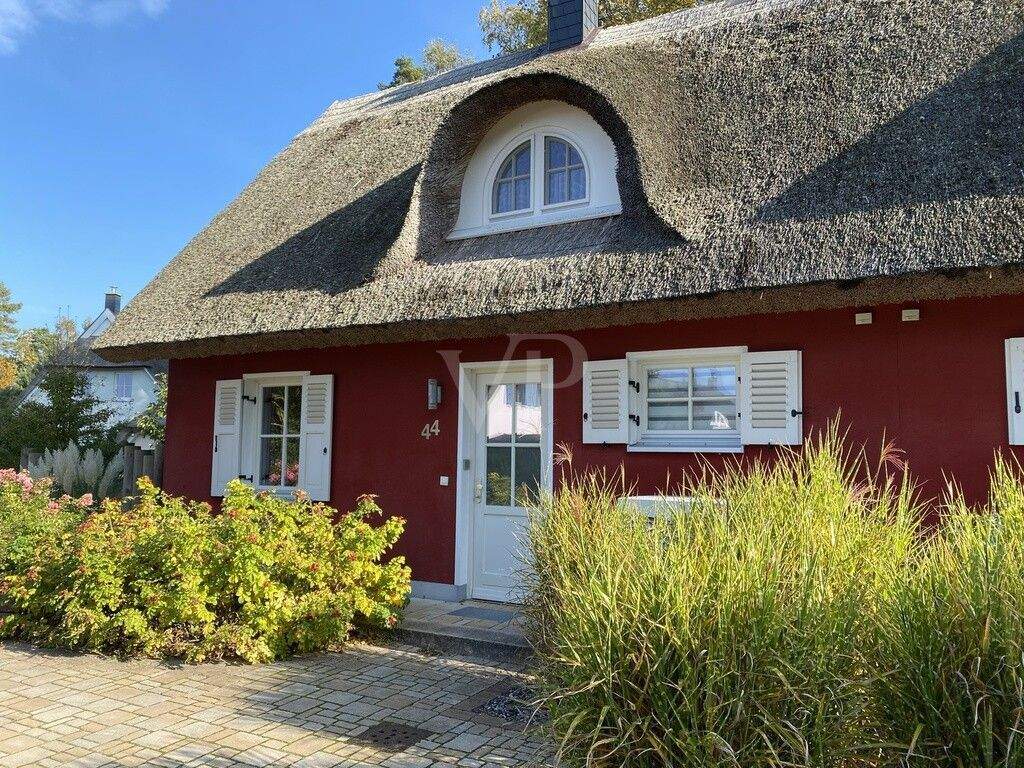 Strandnahes, reetgedecktes Refugium am Dünenwald: 1 Doppelhaus und 1 Ferienhaus in Bestlage – Glowe – Bild 1 von 9