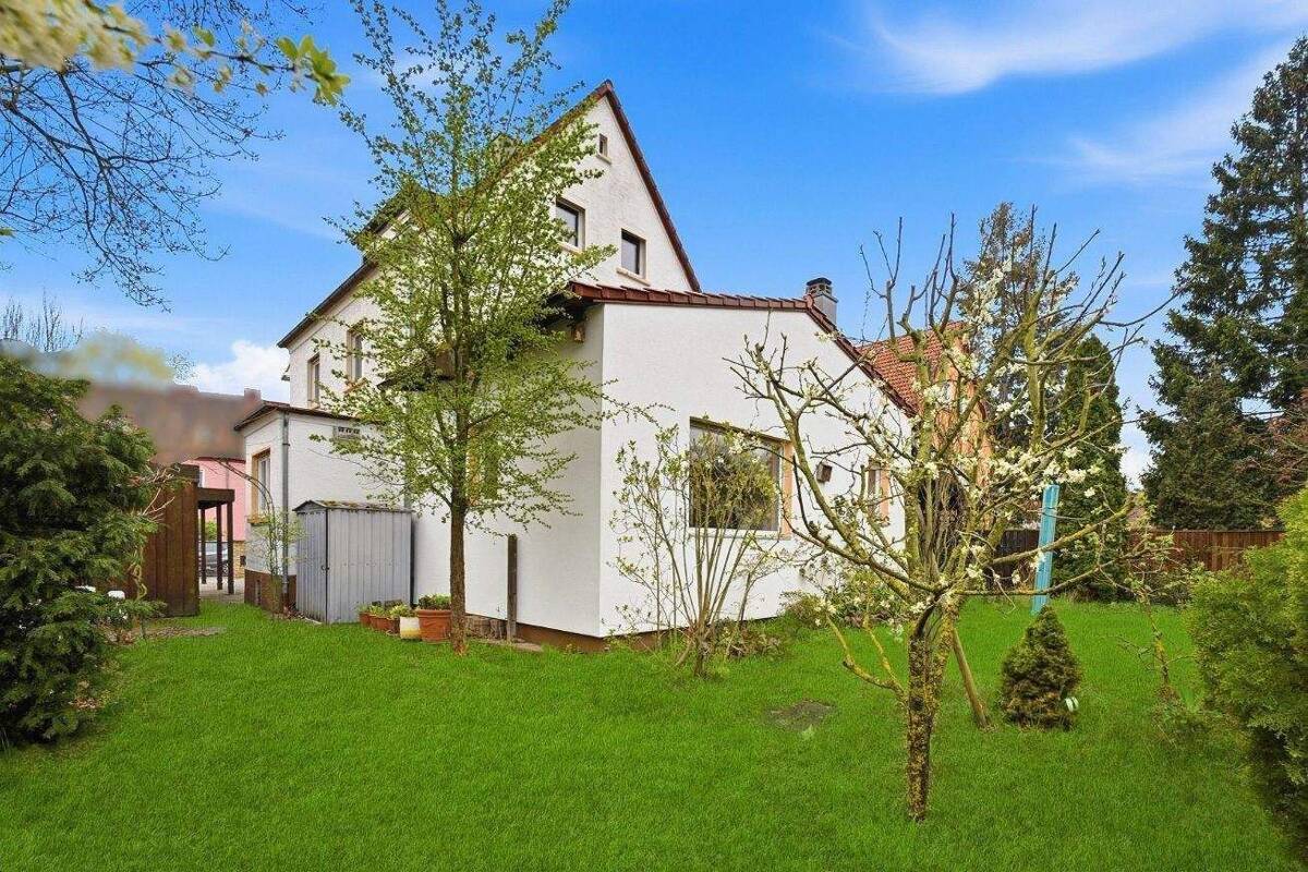 Wohnhaus mit 3 Wohnungen in schöner Wohnlage, Fürth-Ronhof. Bezugsfrei! – 90765 Fürth – Bild 1 von 9