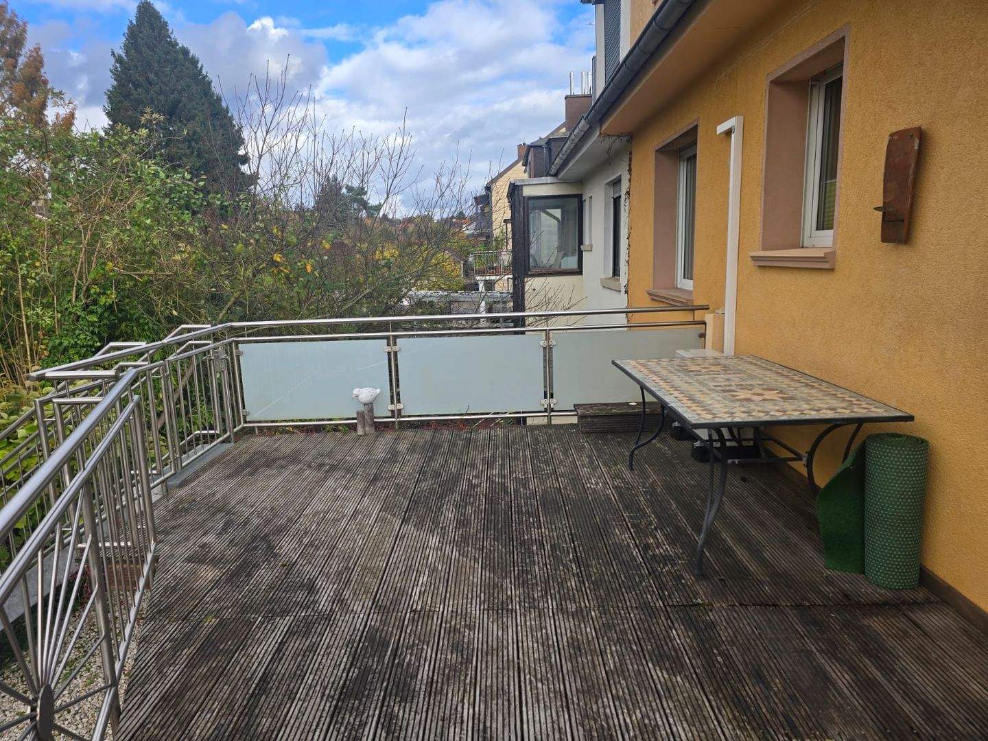 SB-Rodenhof: MFH mit 2 Wohnungen und Kosmetikinstitut (3. Wohnung) mit schönem Grundstück/Selbstnutzen mit Mieteinnahmen!!!